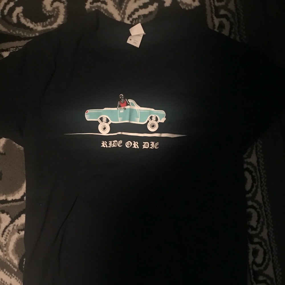 Rue21 Skelton in a car